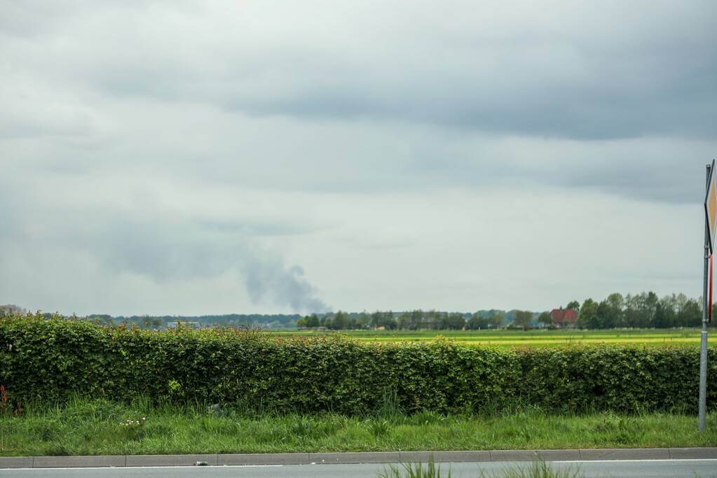 Grote brand verwoest loods in woonwijk
