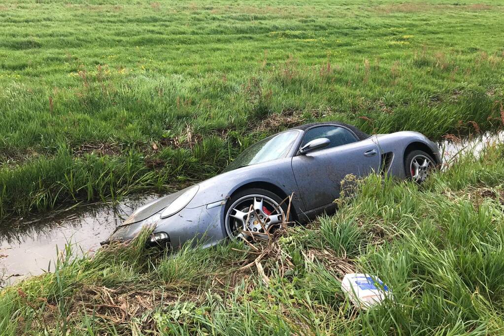 Tractor haalt Porsche Boxster S uit de sloot