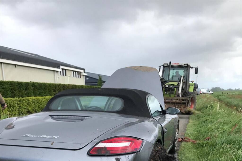 Tractor haalt Porsche Boxster S uit de sloot