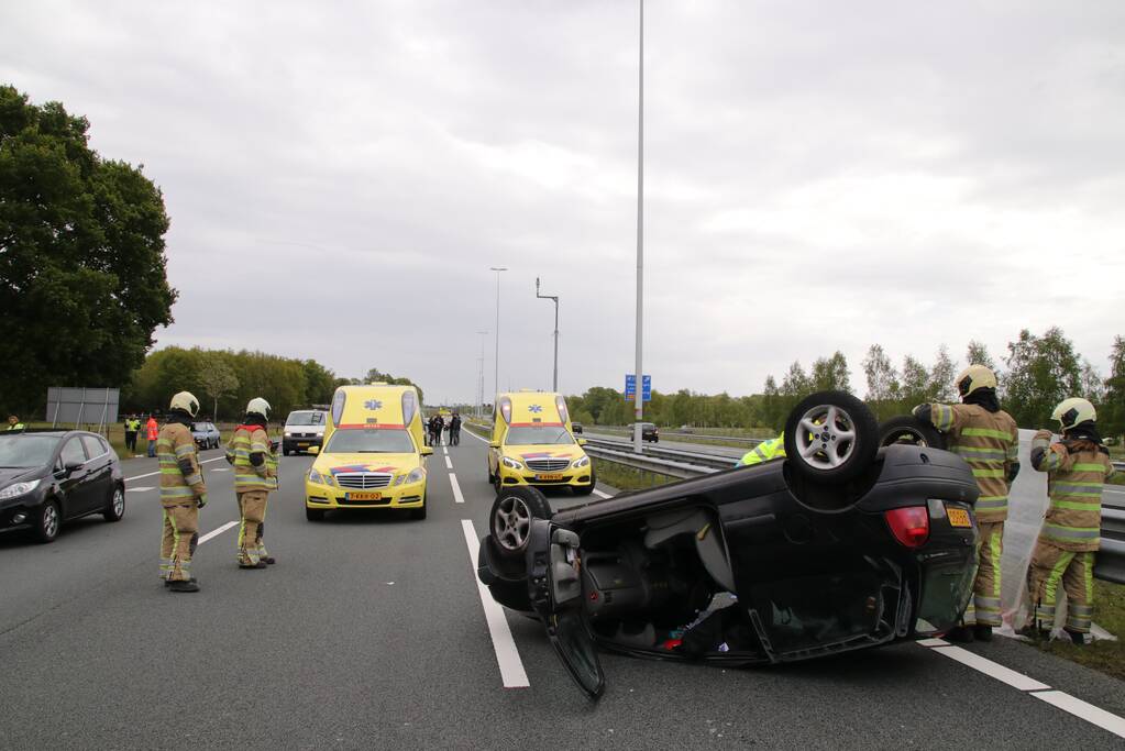 Auto belandt op de kop
