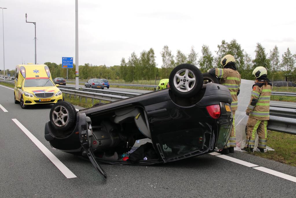 Auto belandt op de kop