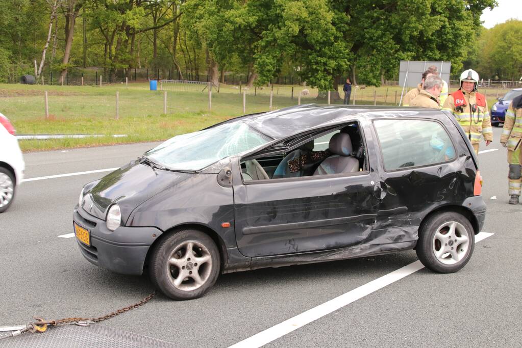 Auto belandt op de kop