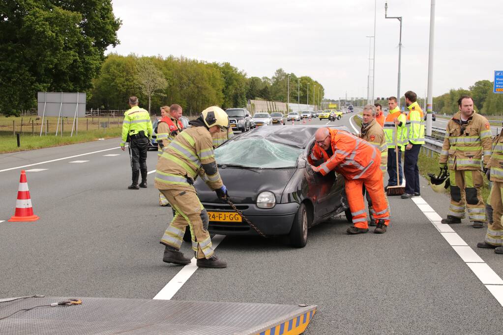 Auto belandt op de kop