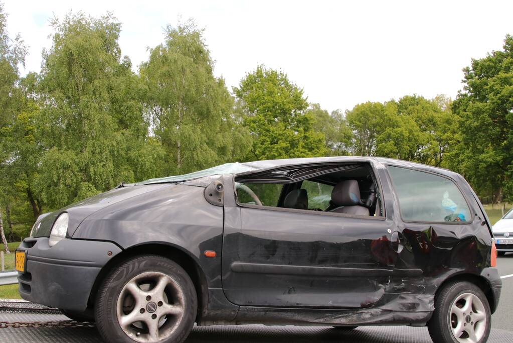 Auto belandt op de kop