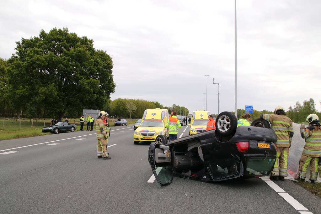 Auto belandt op de kop