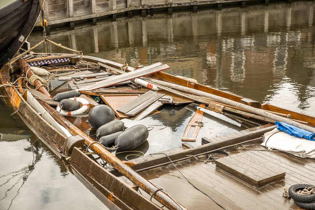 Eeuwenoude botter zinkt door mogelijk faalende pompen