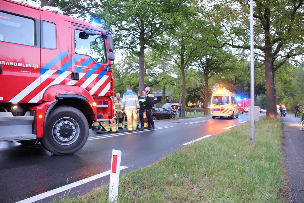 Auto klapt frontaal op boom