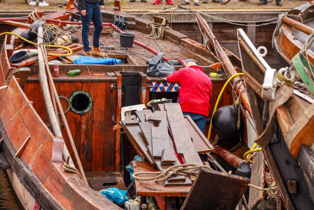 VIDEO: Zinkende botter leeggepompt