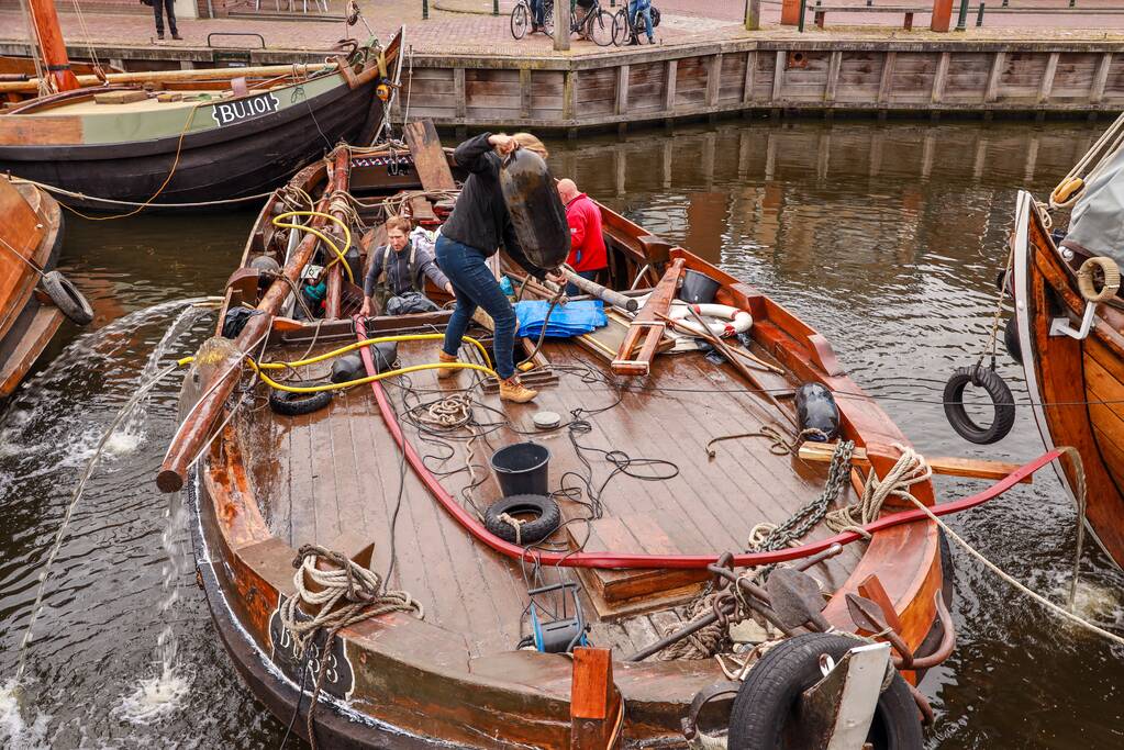 VIDEO: Zinkende botter leeggepompt