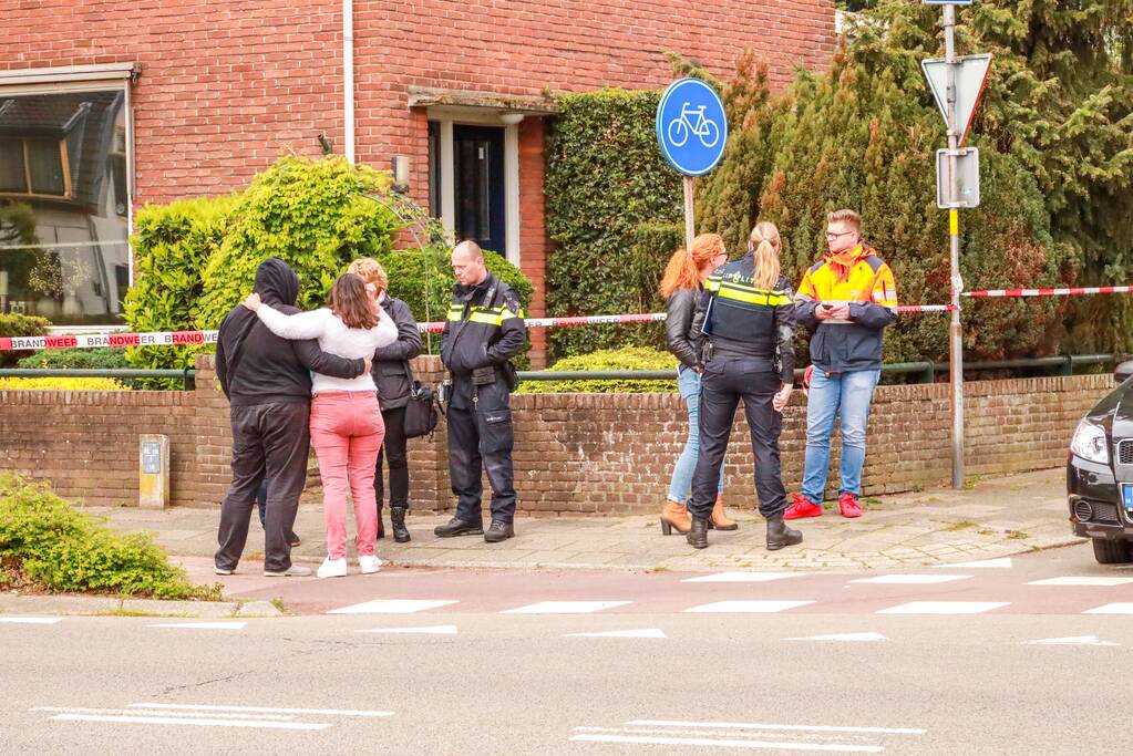 Overleden vrouw aangetroffen na brand in woning