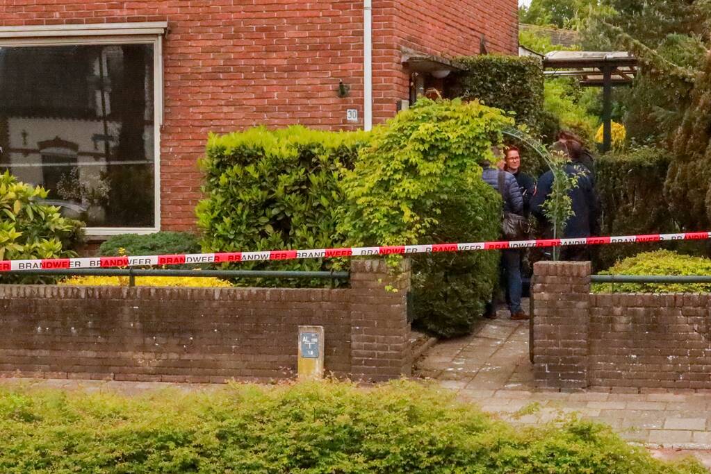 Overleden vrouw aangetroffen na brand in woning
