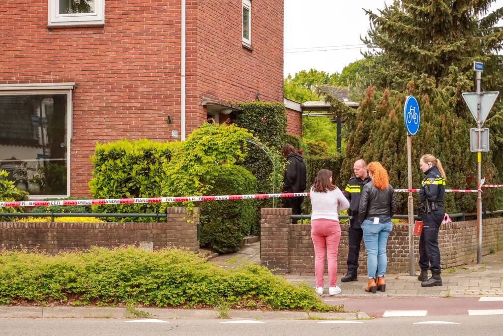 Overleden vrouw aangetroffen na brand in woning