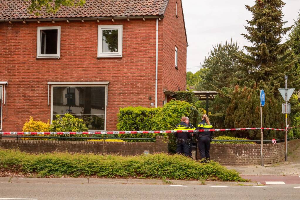 Overleden vrouw aangetroffen na brand in woning