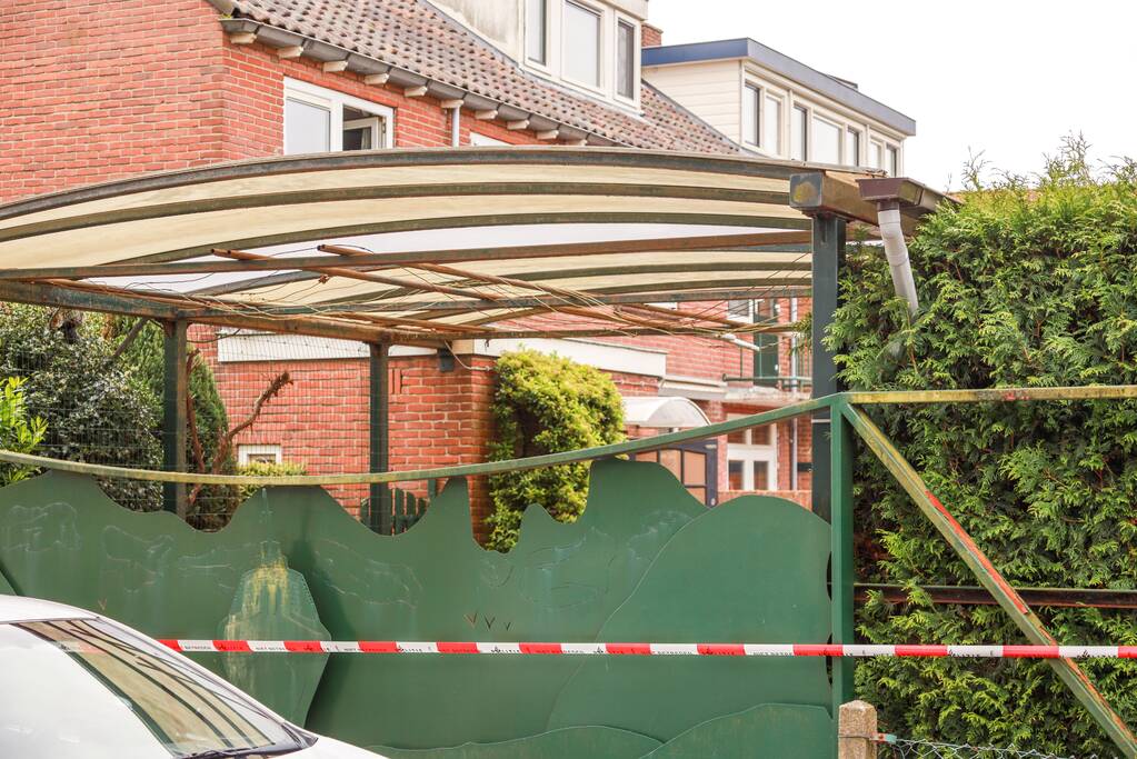 Overleden vrouw aangetroffen na brand in woning