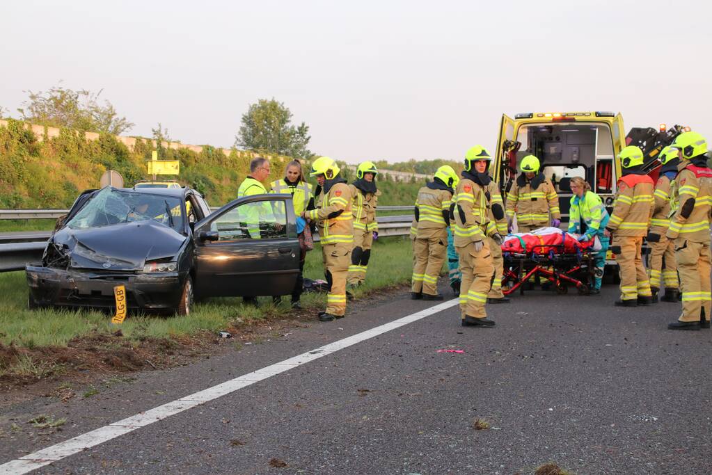 Auto crasht in vangrail