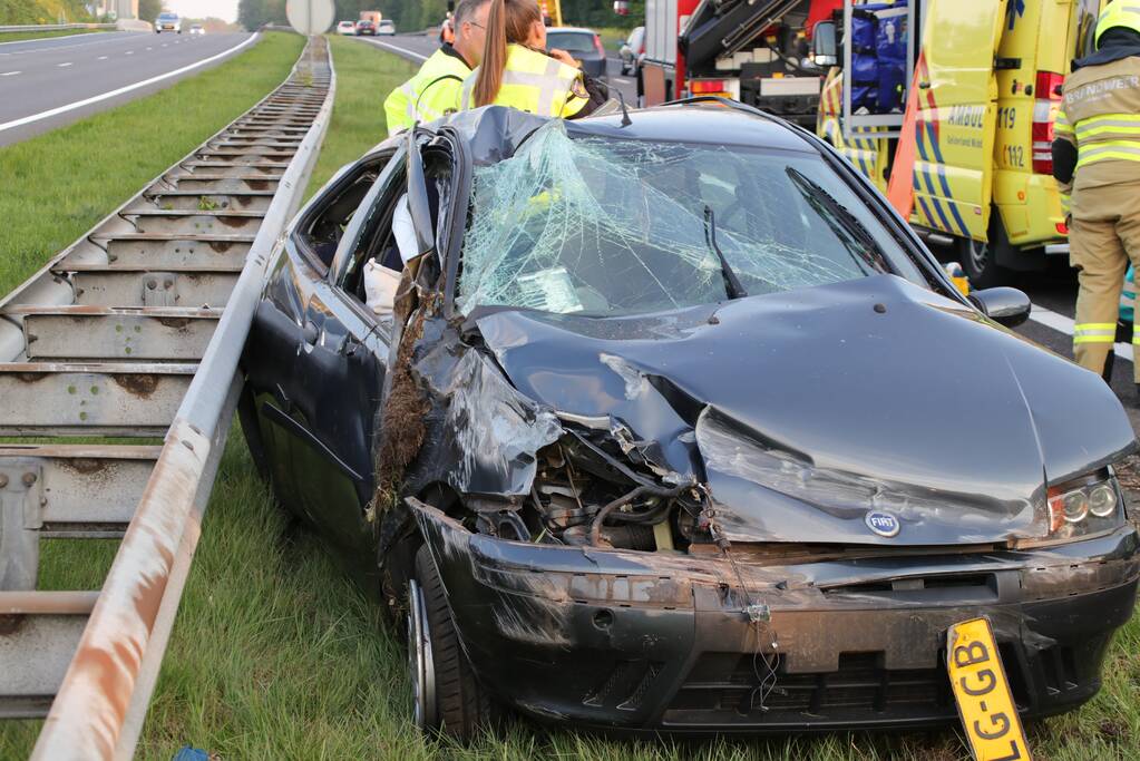 Auto crasht in vangrail