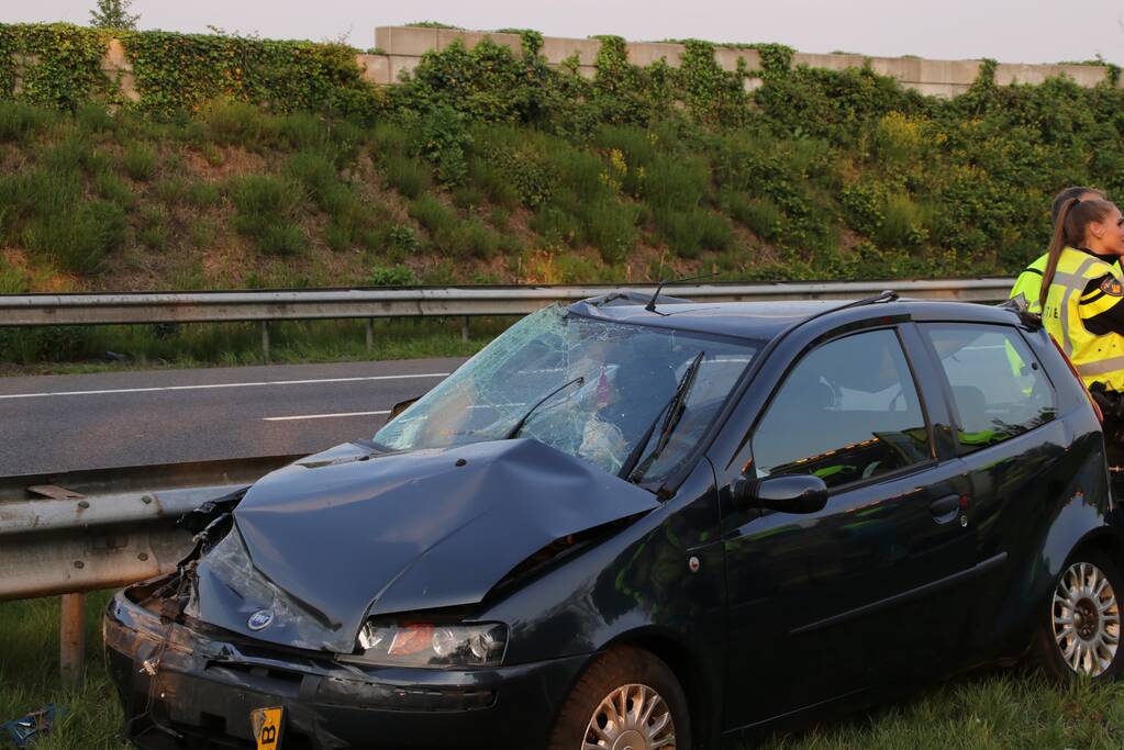 Auto crasht in vangrail