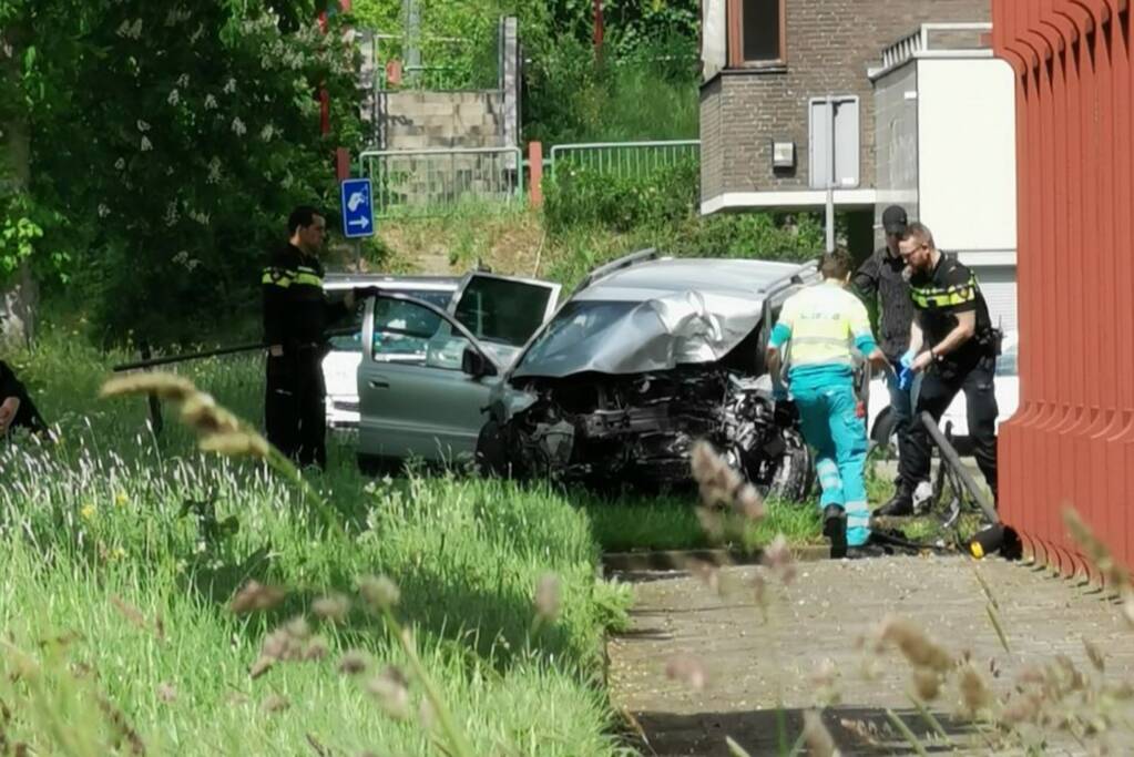 Auto crasht door hekwerk