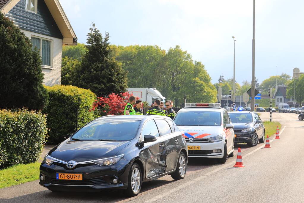 Politieauto botst op auto tijdens spoedrit
