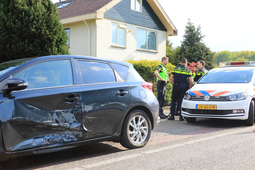 Politieauto botst op auto tijdens spoedrit