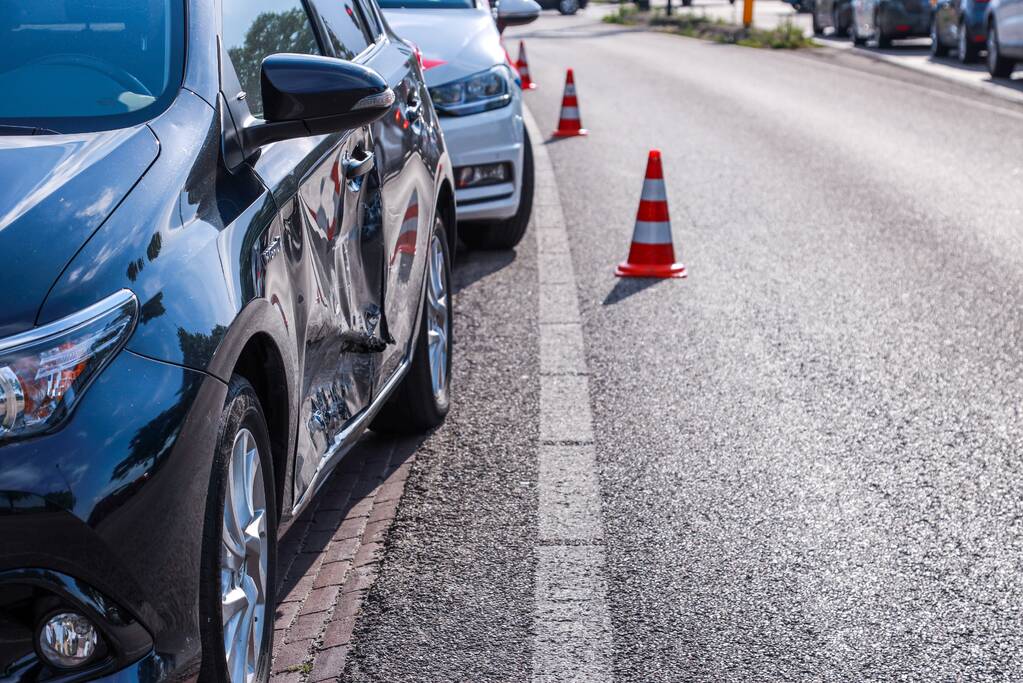 Politieauto botst op auto tijdens spoedrit