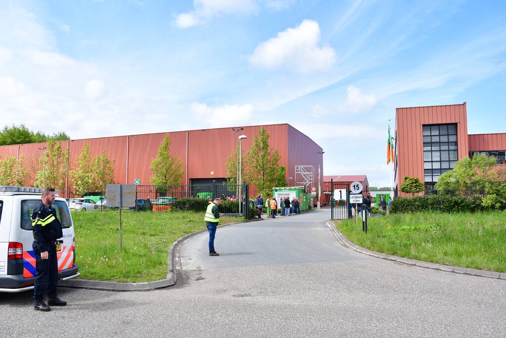 Bedrijf ontruimd na fabrieksbrand