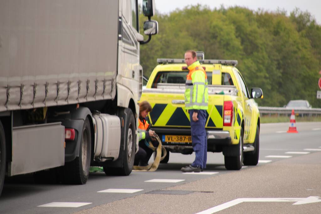 Vrachtwagen met pech versleept door Rijkswaterstaat
