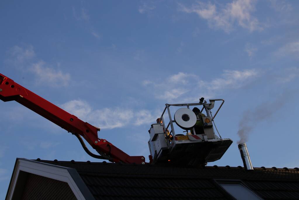 Veel rook bij schoorsteenbrand