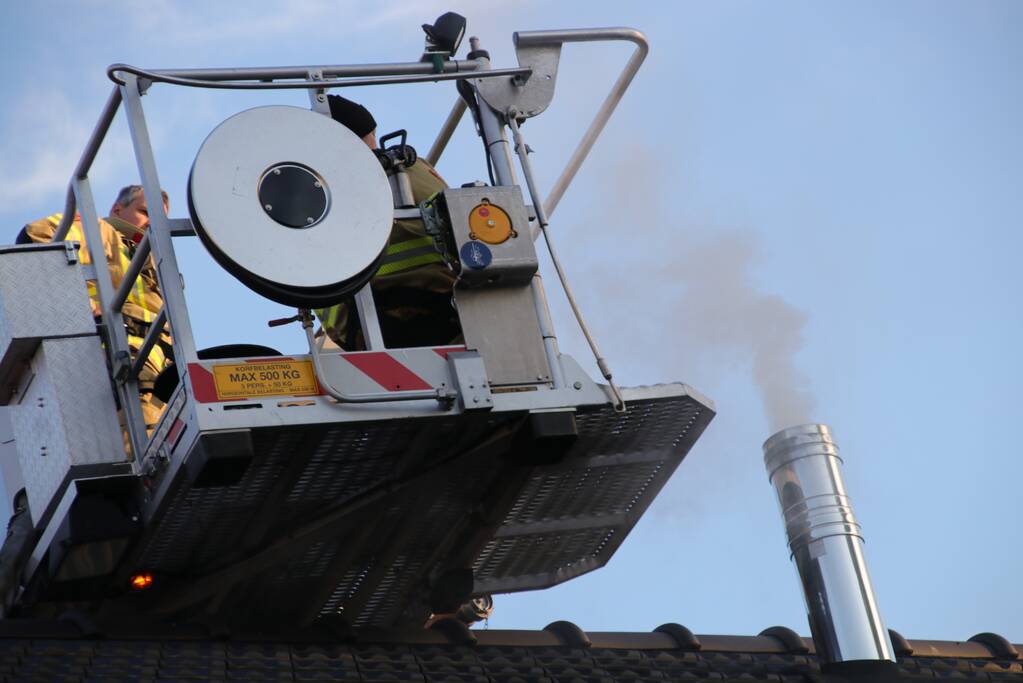 Veel rook bij schoorsteenbrand