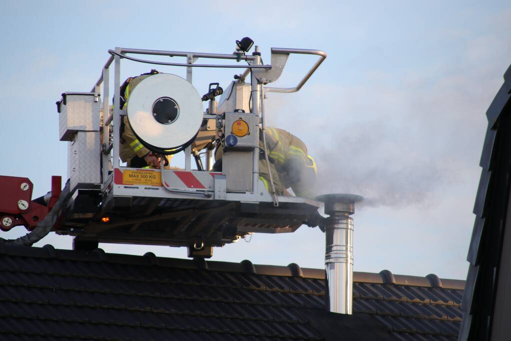 Veel rook bij schoorsteenbrand