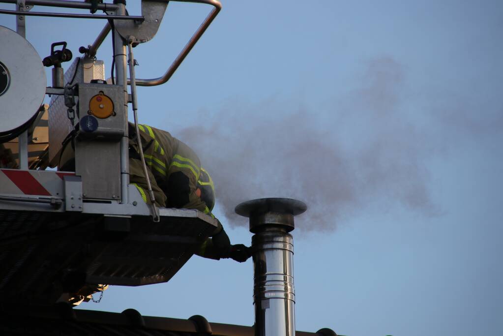 Veel rook bij schoorsteenbrand