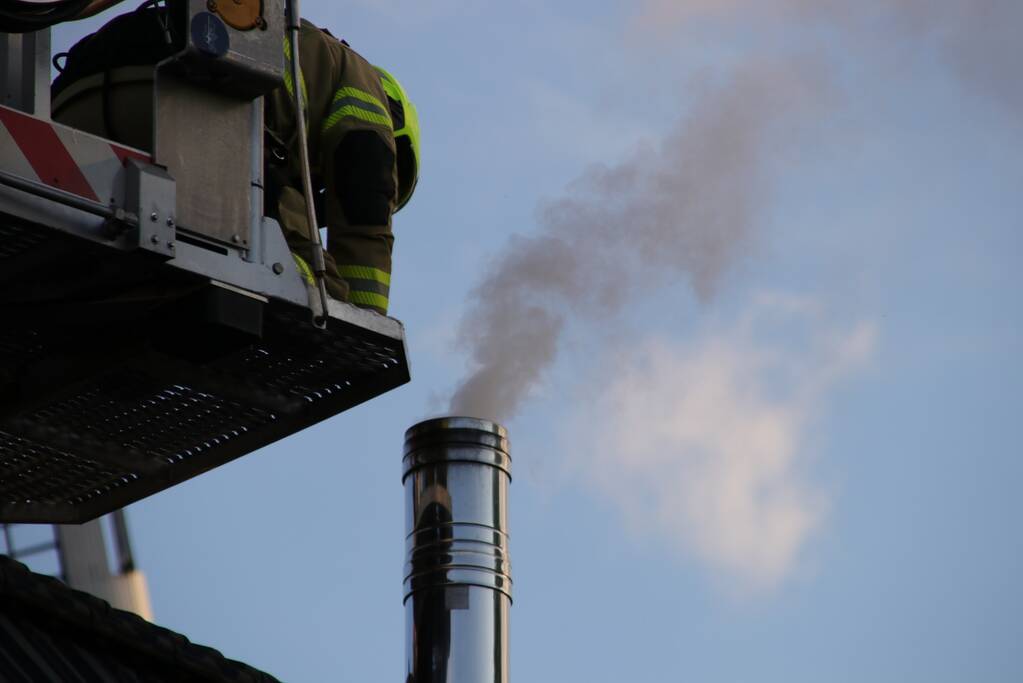 Veel rook bij schoorsteenbrand