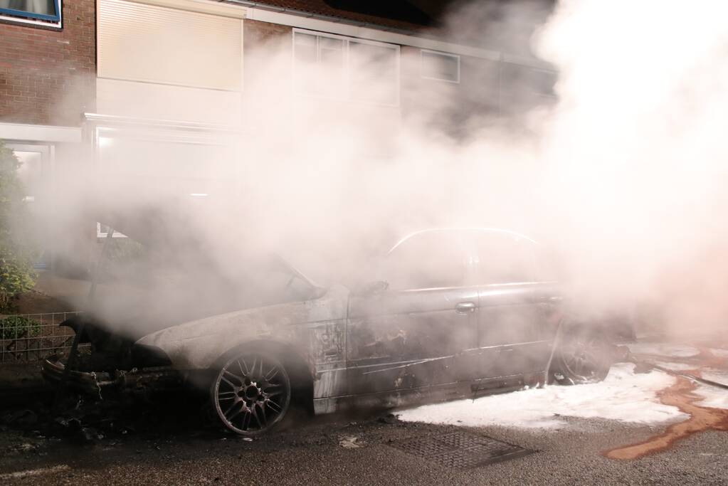 Auto brandt volledig uit