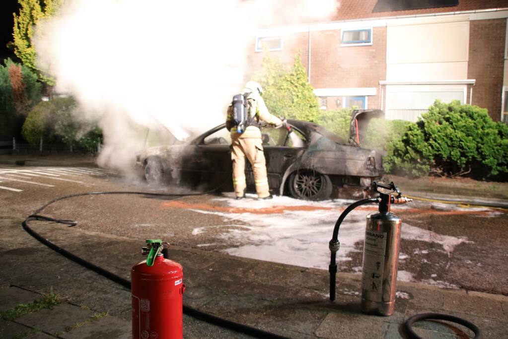Auto brandt volledig uit
