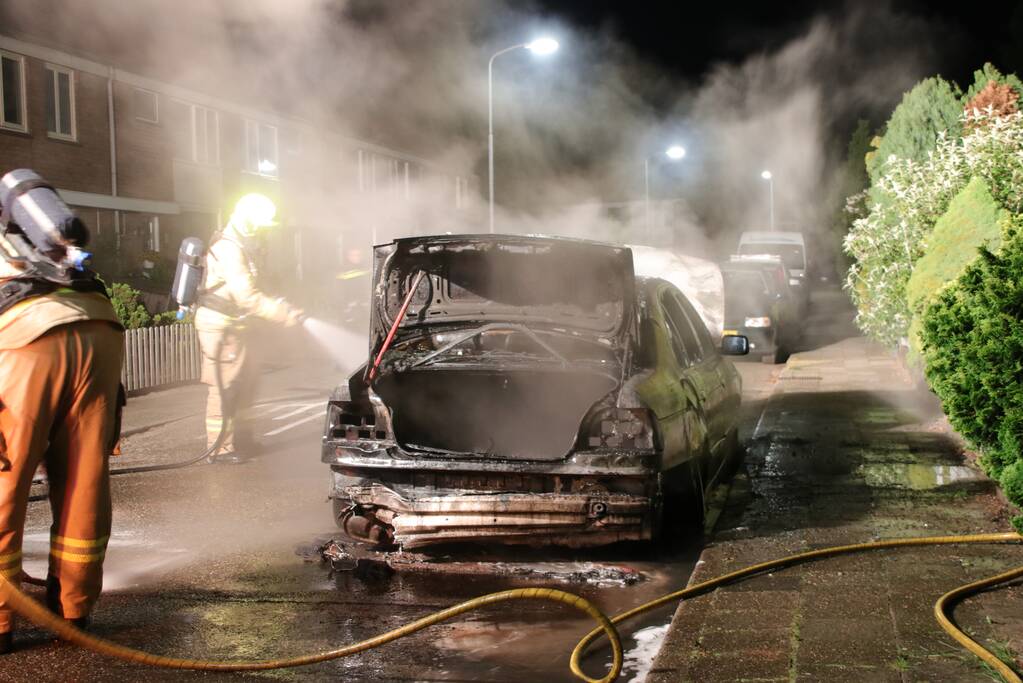Auto brandt volledig uit