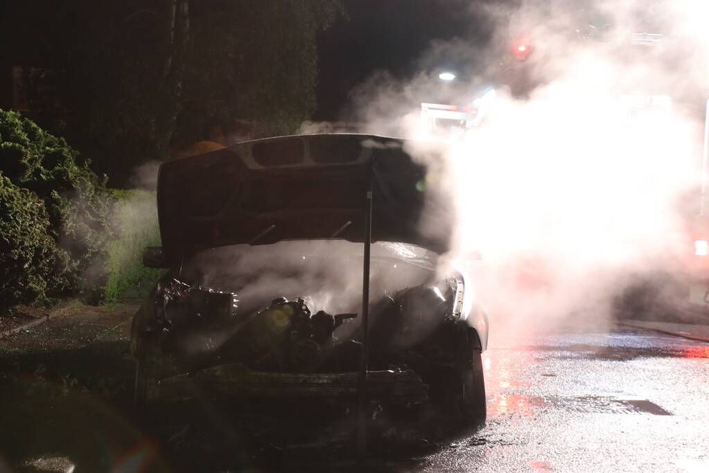 Auto brandt volledig uit