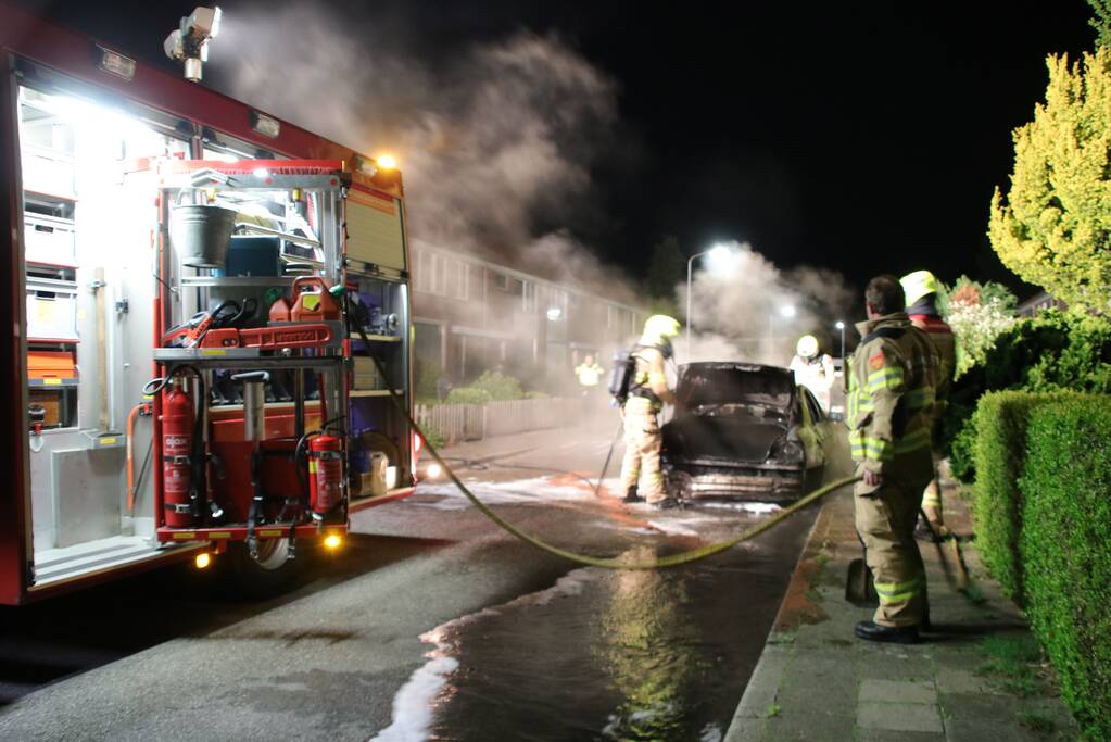 Auto brandt volledig uit