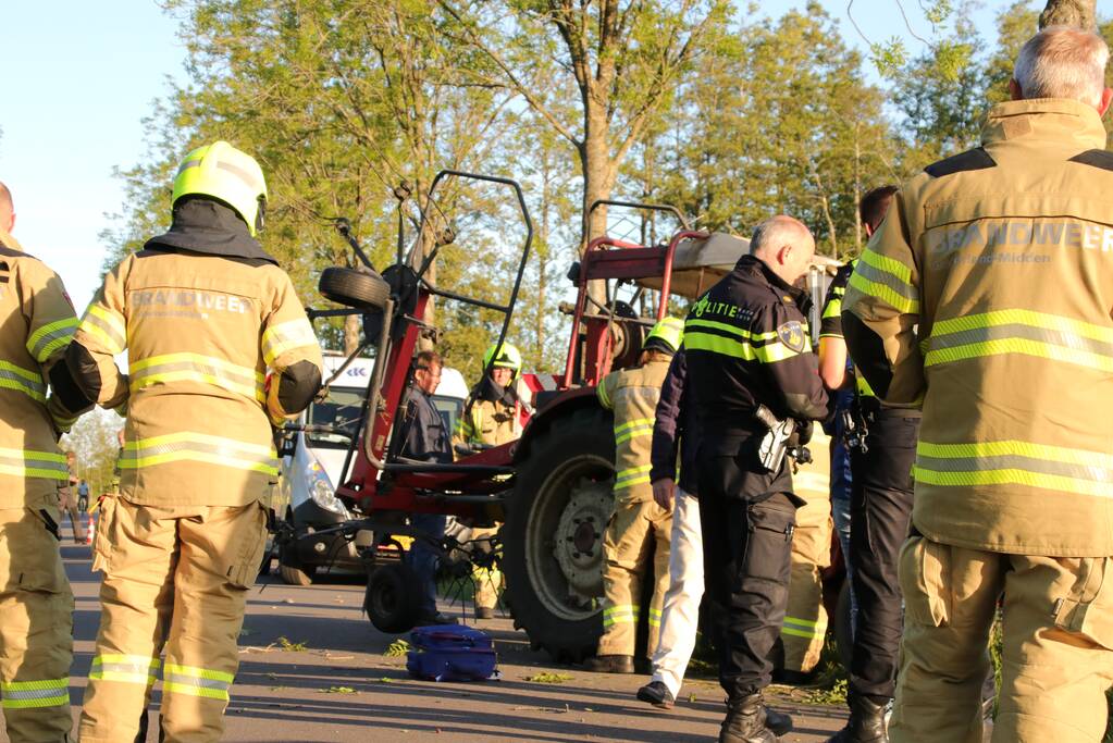 Trekker botst op boom; bestuurder gewond