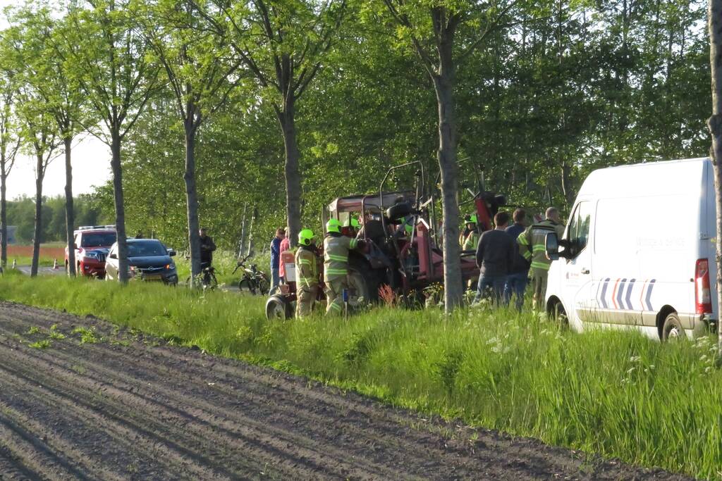 Trekker botst op boom; bestuurder gewond