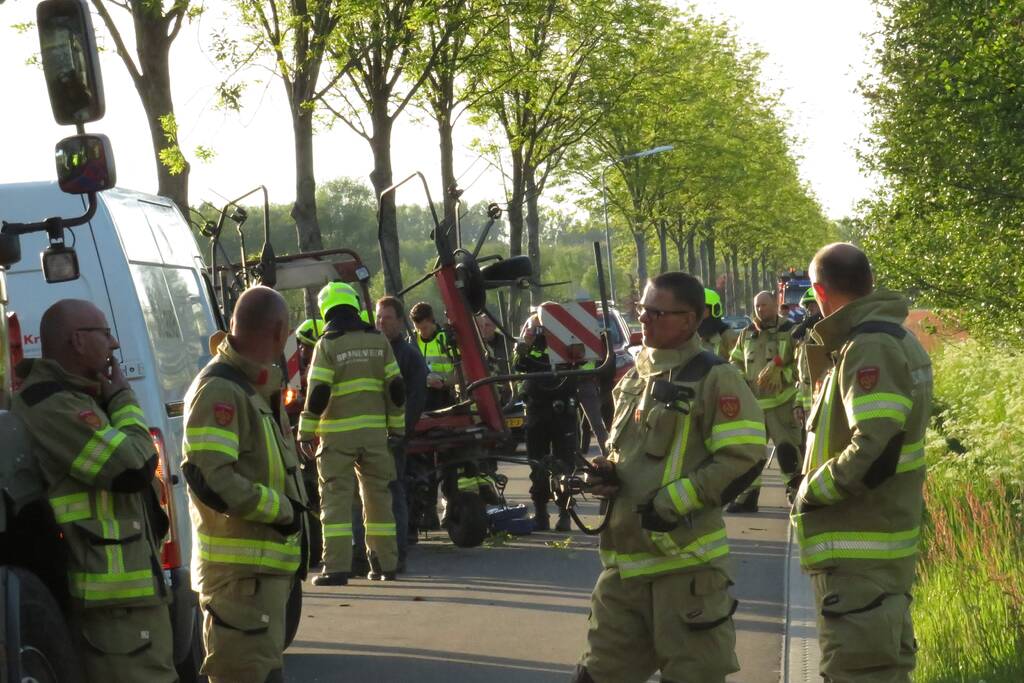 Trekker botst op boom; bestuurder gewond