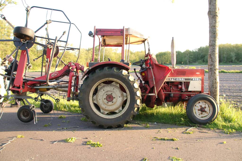 Trekker botst op boom; bestuurder gewond