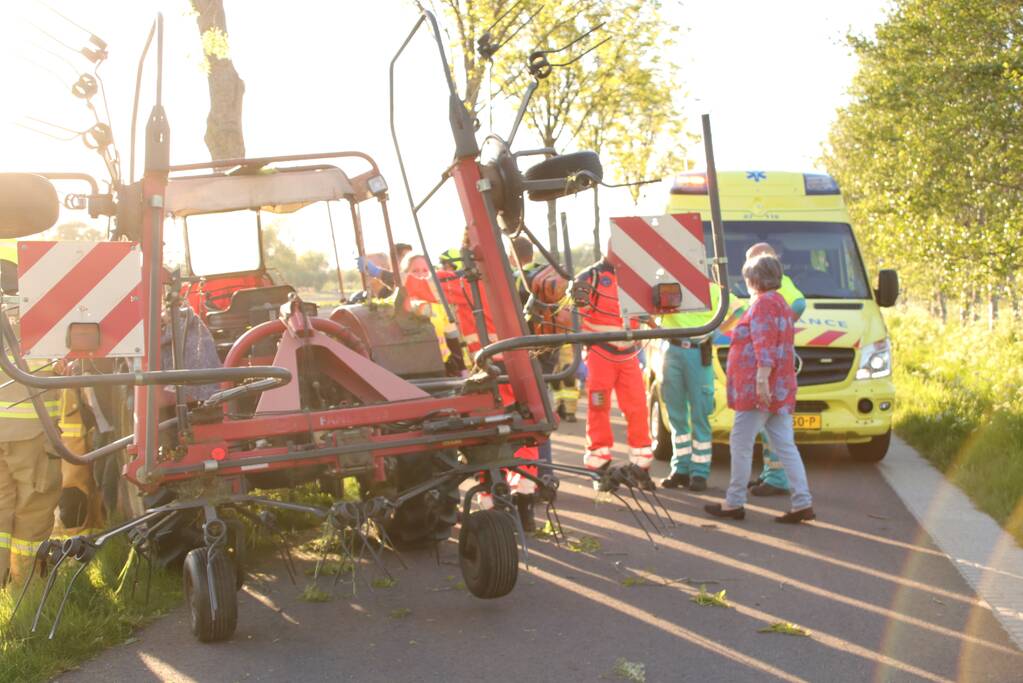 Trekker botst op boom; bestuurder gewond