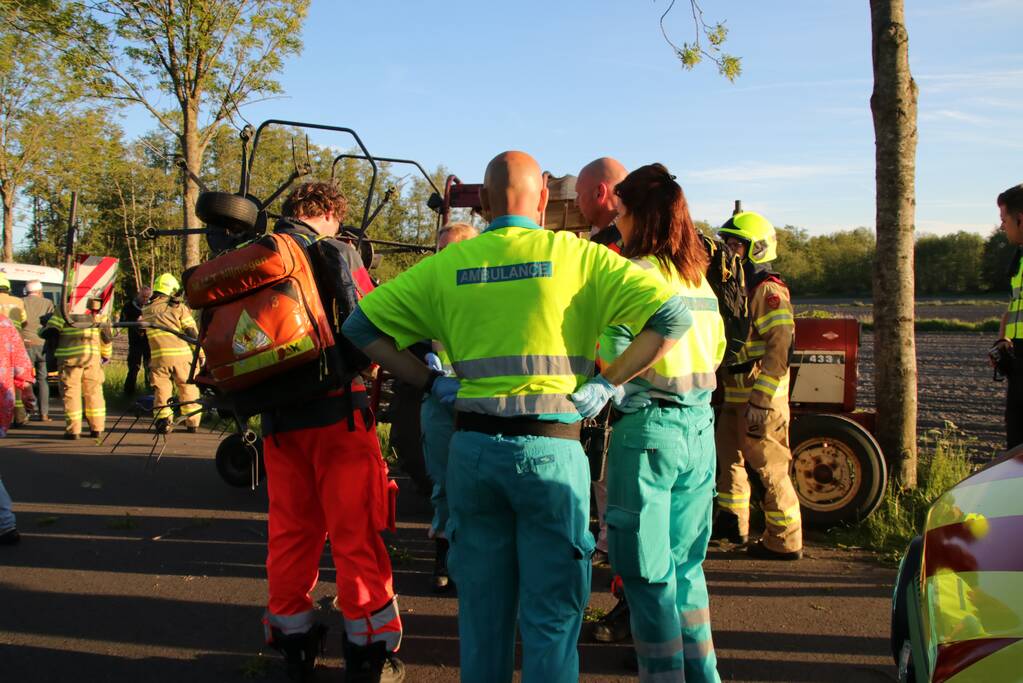 Trekker botst op boom; bestuurder gewond