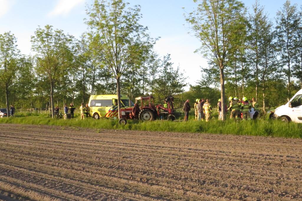 Trekker botst op boom; bestuurder gewond
