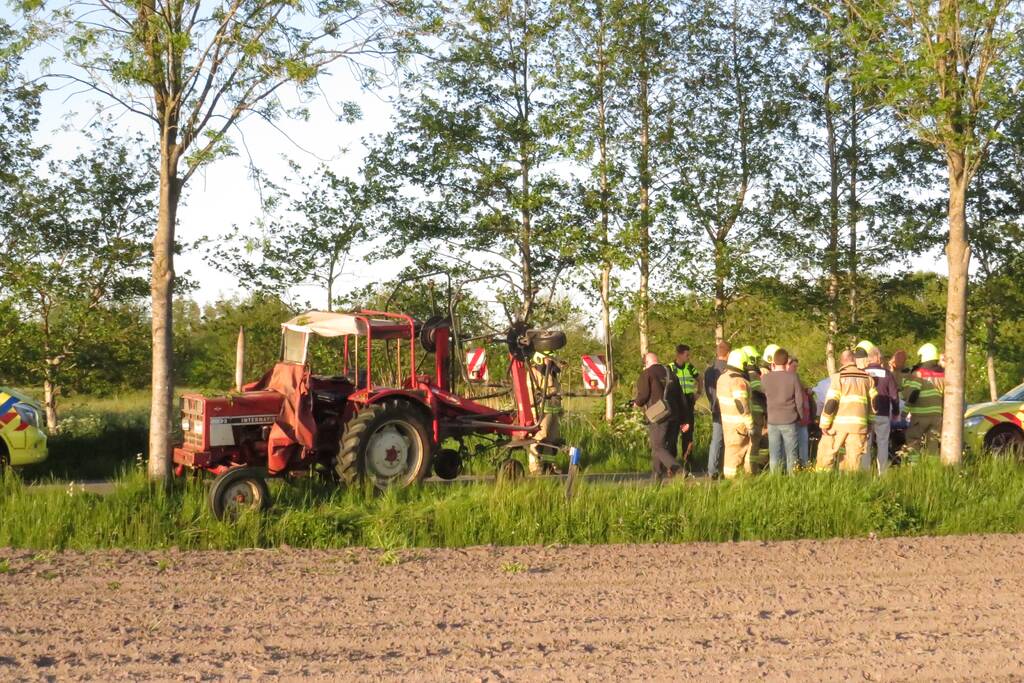 Trekker botst op boom; bestuurder gewond