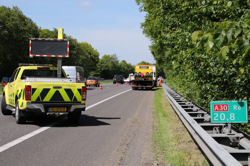 Vrachtwagen met klapband veroorzaakt flinke file