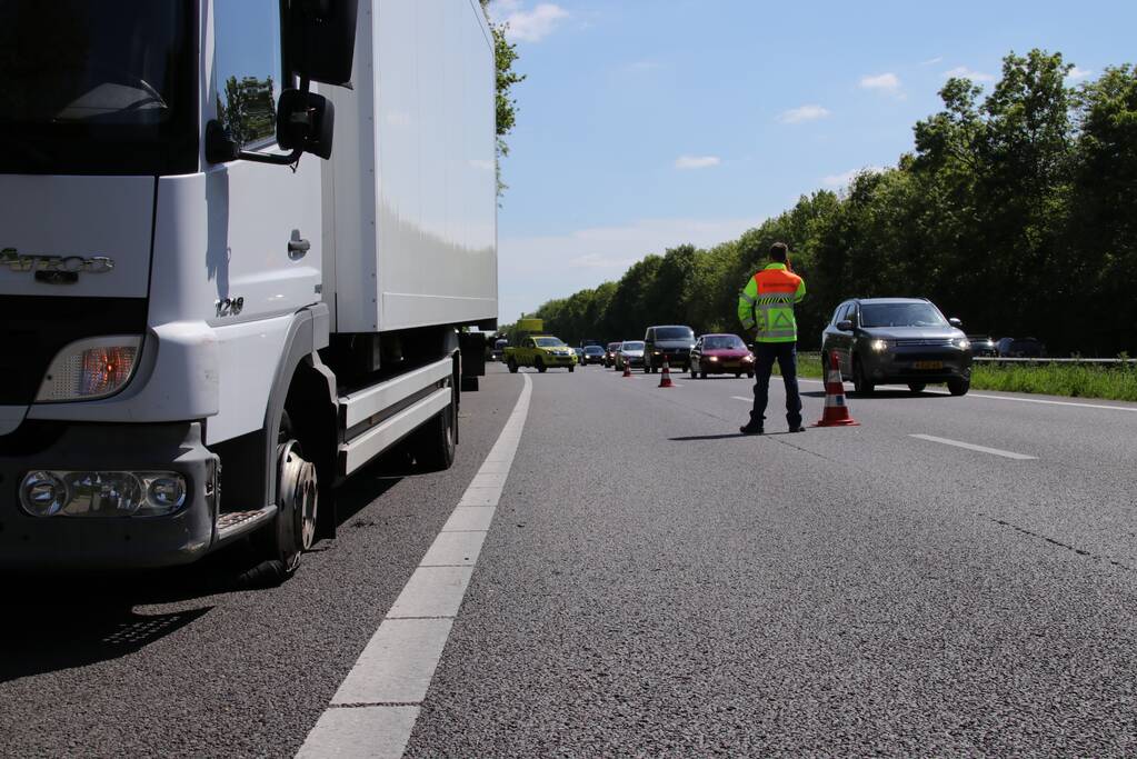 Vrachtwagen met klapband veroorzaakt flinke file