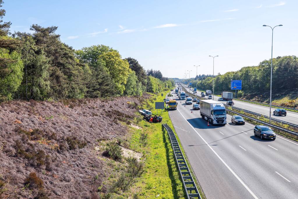Auto over de kop na aanrijding