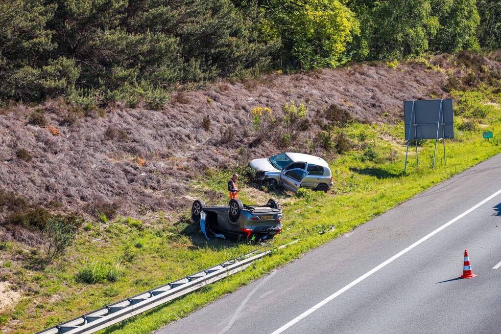 Auto over de kop na aanrijding