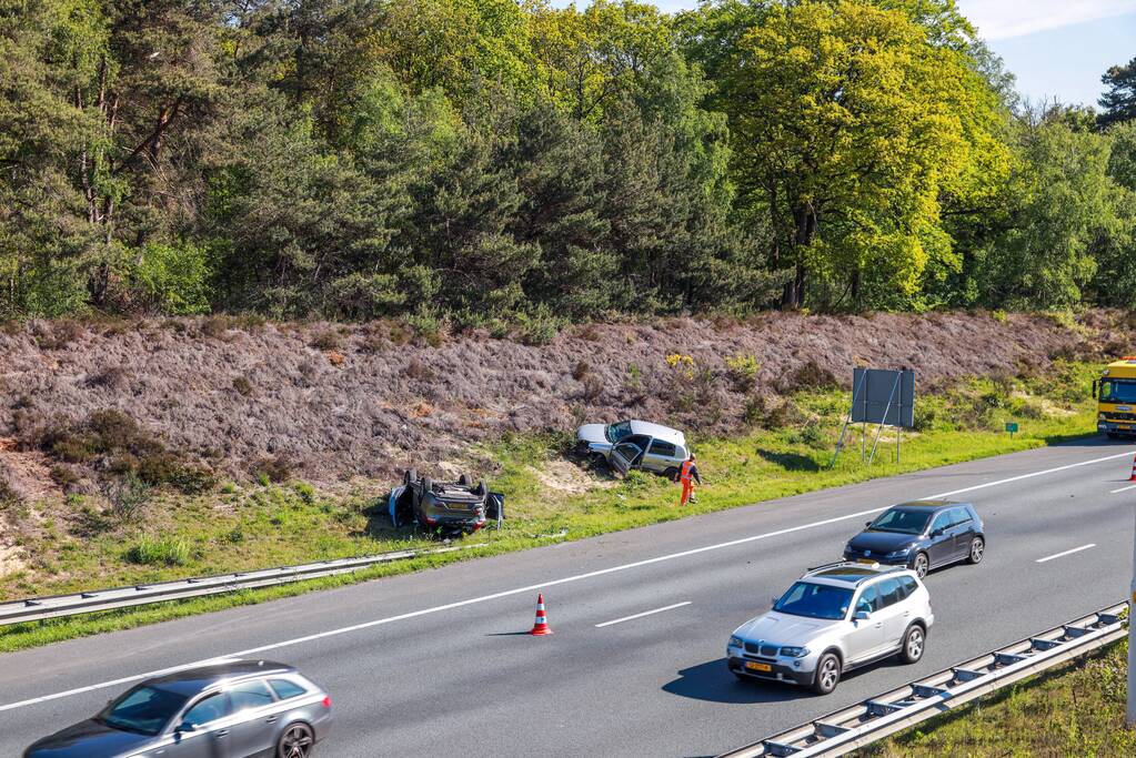 Auto over de kop na aanrijding